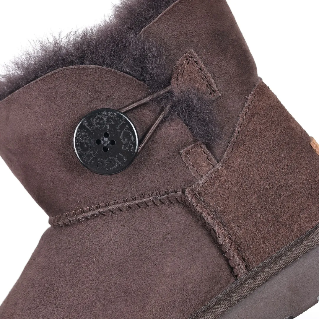Pick up locally 💰540 The core recommendation is good price UGG basic Bailey twist style Xiaohongshu hot style Henan Longfeng leather production Sheepskin integrated top quality in the market 2-3 cm cashmere insole to keep warm in winter and a very suitable choice for home use UUG has launched a style series in the new year, which is partially geared towards the preferences of young consumers and has also moved to the forefront of fashion trends. Shoe body material Water-repellent coated suede upper 17mm UGGPURE™ implanted wool insole Lightweight non-slip comfortable rubber outsole With brand LOGO Trademark Comes with full packaging Size: 35 36 37 38 39 40